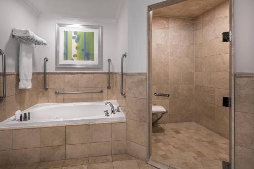 弗利盖特湾圣基茨岛万豪度假村&海滩皇家赌场的带浴缸、淋浴和卫生间的浴室