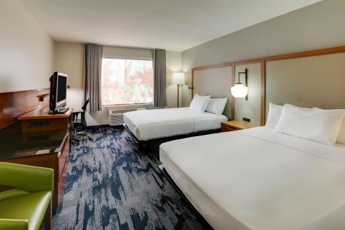 欧文拉斯科利纳斯万豪费尔菲尔德客栈的酒店客房设有两张床和电视。