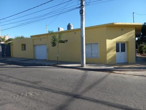 卡塔马卡MARGARITA ALOJAMIENTO TEMPORARIO的街道边的黄色建筑