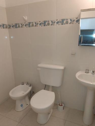 卡塔马卡MARGARITA ALOJAMIENTO TEMPORARIO的白色的浴室设有卫生间和水槽。