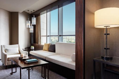 银川银川 JW 万豪酒店的客厅配有白色沙发和窗户
