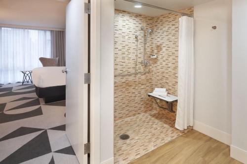 匹兹堡匹兹堡车站广场喜来登酒店的一间带淋浴的浴室