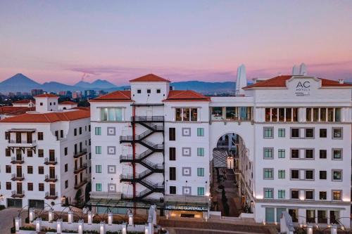 危地马拉AC Hotels by Marriott Guatemala City的享有白色建筑的背景山景