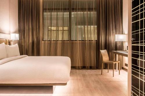 危地马拉AC Hotels by Marriott Guatemala City的配有一张床和一张书桌的酒店客房