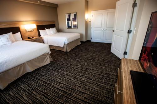 波因顿海滩博因顿海滩万豪广场套房酒店的一间酒店客房,设有两张床和电视