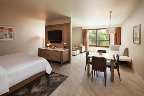 雷丁孙迪奥桥喜来登雷丁酒店的配有一张床、一张桌子和一张桌子的酒店客房