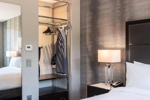 沃尔瑟姆Residence Inn by Marriott Boston Waltham的酒店客房,配有床和镜子