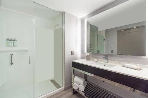 沃尔瑟姆Residence Inn by Marriott Boston Waltham的一间带水槽和镜子的浴室
