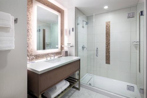 雷丁孙迪奥桥喜来登雷丁酒店的一间带水槽和淋浴的浴室