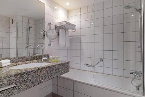 杜塞尔多夫万豪度假酒店杜塞尔多夫港店的一间带水槽和淋浴的浴室