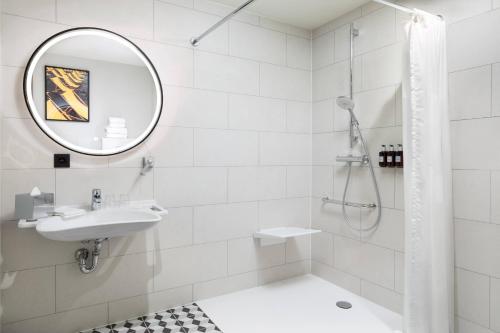 迭戈姆Residence Inn by Marriott Brussels Airport的白色的浴室设有水槽和镜子