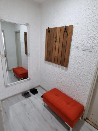 克鲁舍瓦茨CENTRAL的配有橙色奥斯曼和镜子的房间