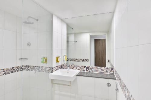 安君纳Fairfield by Marriott Goa Anjuna的白色的浴室设有水槽和淋浴。