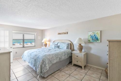 圣徒皮特海滩108 Beach Place Condos的一间卧室配有一张床,享有海景
