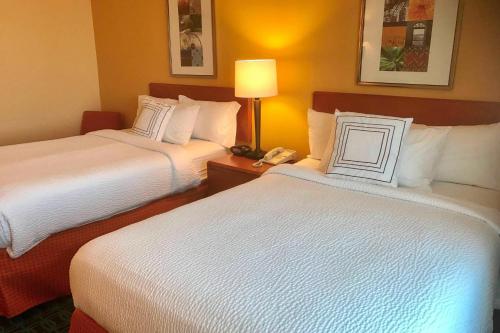萨克拉门托费尔菲尔德纳特欧玛斯萨克拉门托机场套房旅馆的酒店客房设有两张床和电话