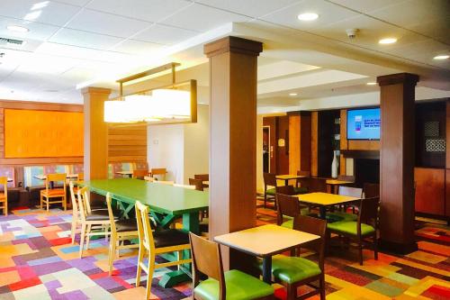 萨克拉门托费尔菲尔德纳特欧玛斯萨克拉门托机场套房旅馆的一间带绿色桌椅的用餐室