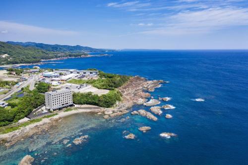 周参见町Fairfield by Marriott Wakayama Kumano Kodo Susami的海洋上一个岛屿上的一个度假胜地的空中景观