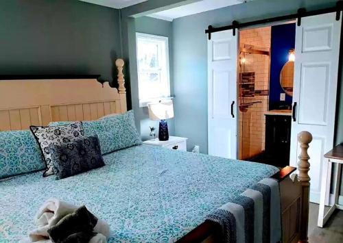 博福特Cozy Marine Corps Home Near MCRD w/ a Beach Pass的一间卧室配有一张带蓝色棉被的大床