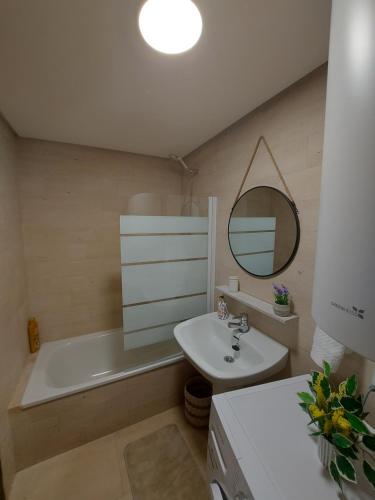 维戈La Cabaña的一间带水槽、浴缸和镜子的浴室