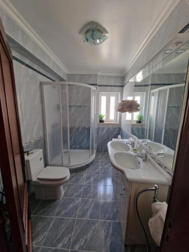 Alqueidão da SerraChez Gilbert-Alojamento Local的浴室配有卫生间、盥洗盆和淋浴。