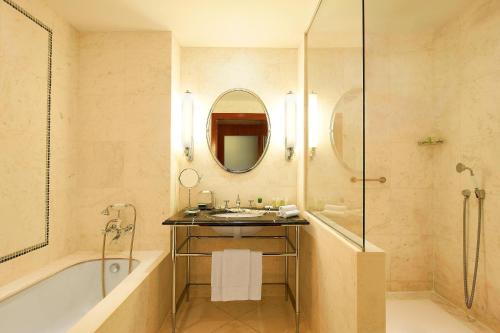 瓦伦西亚瓦伦西亚威斯丁酒店的一间带水槽、浴缸和镜子的浴室