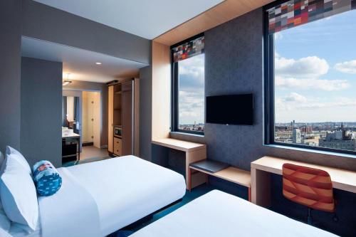 皇后区长岛市曼哈顿景观雅乐轩酒店的酒店客房带两张床和两个窗户