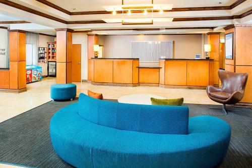 圣安东尼奥圣安东尼奥海洋世界/韦斯托弗山万豪费尔菲尔套房客栈的一个带蓝色沙发和桌子的大型大堂