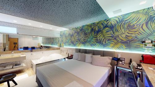 贝洛奥里藏特Motel DUBAI BH的卧室配有白色的床和壁画