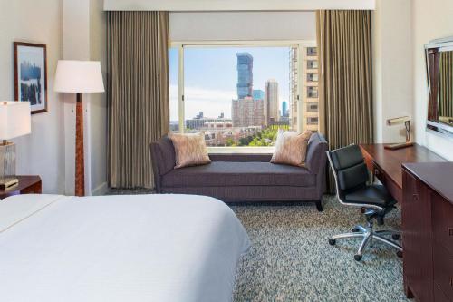 泽西市泽西市纽波特威斯汀酒店的配有一张床、一张书桌和一扇窗户的酒店客房