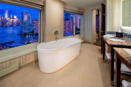 泽西市泽西市纽波特威斯汀酒店的带浴缸的浴室和大窗户