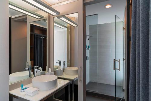 大学城雅乐轩学院站酒店的一间带两个盥洗盆和淋浴的浴室