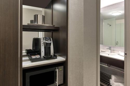 沃尔瑟姆Fairfield Inn & Suites by Marriott Boston Waltham的一间带咖啡壶和水槽的浴室