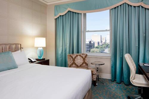 萨斯卡通三角洲贝斯伯勒酒店的酒店客房设有床和窗户。
