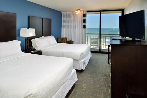 弗吉尼亚海滩弗吉尼亚海滩海滨福朋喜来登酒店的酒店客房设有两张床和一台平面电视。