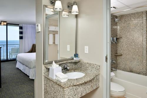 弗吉尼亚海滩弗吉尼亚海滩海滨福朋喜来登酒店的一间带水槽、浴缸和卫生间的浴室