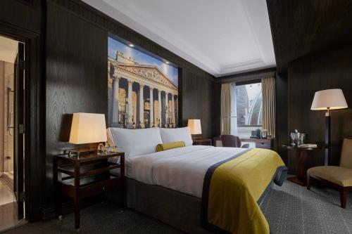 伦敦万豪斯莱德尼德勒斯精选纪念酒店的一间设有大床和窗户的酒店客房