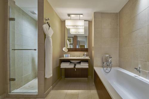 伦敦万豪斯莱德尼德勒斯精选纪念酒店的带浴缸、淋浴和盥洗盆的浴室