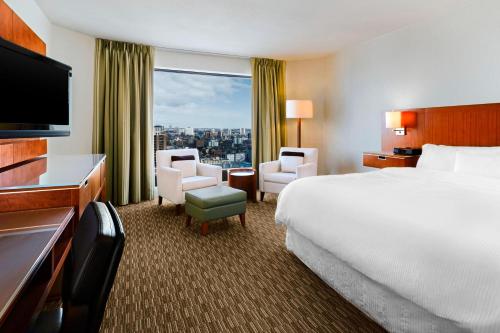 渥太华渥太华威斯汀酒店的酒店客房设有一张床和一个大窗户