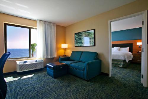 沃尔顿堡滩华尔顿堡滩-恩格林空军基地唐尼普莱斯套房酒店的酒店客房带蓝色椅子和一张床