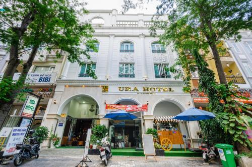 胡志明市La Serena Hotel & Apartment的前面有商店的白色建筑