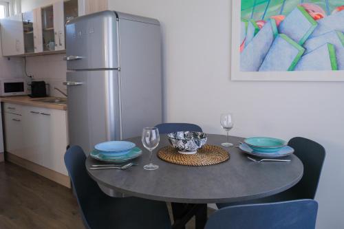 海滨诺德韦克Seepaertje 2的厨房配有桌椅和冰箱