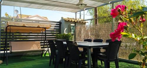 罗达Spiridoula Luxury Villa的一个带桌椅和围栏的庭院