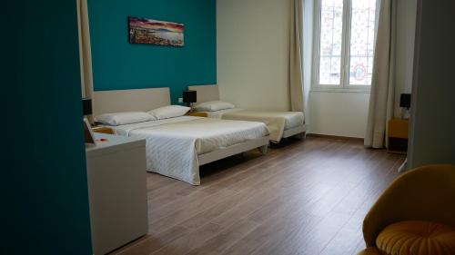 那不勒斯Terminal 1 Guest House的一间卧室设有两张床和绿色的墙壁