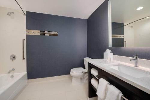 印第安纳波利斯Residence Inn by Marriott Indianapolis Keystone的浴室配有盥洗盆、卫生间和浴缸。