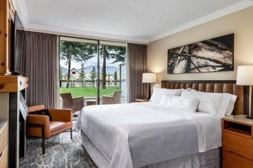 惠斯勒The Westin Resort & Spa, Whistler的酒店客房设有一张床和一个大窗户