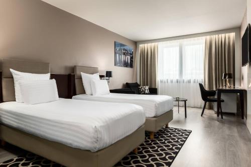 巴黎巴黎马约门站万豪AC酒店的酒店客房配有两张床和一张书桌