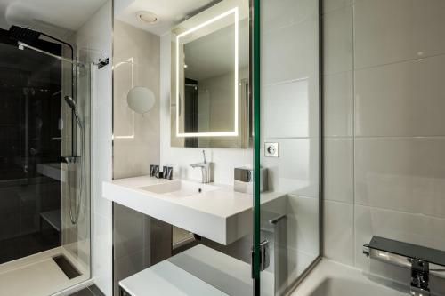 巴黎巴黎马约门站万豪AC酒店的白色的浴室设有水槽和淋浴。