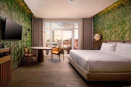 圣克鲁斯罗斯塔基波斯酒店的酒店客房配有一张床铺和一张桌子。