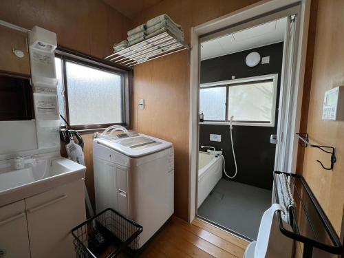 熊本SUMITSUGU HOUSE Grandpa的一间带水槽和洗衣机的小浴室