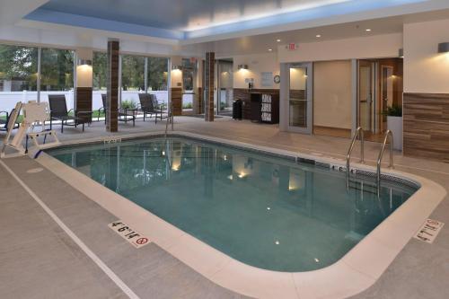 费利蒙Fairfield Inn & Suites by Marriott Fremont的酒店大堂的大型游泳池